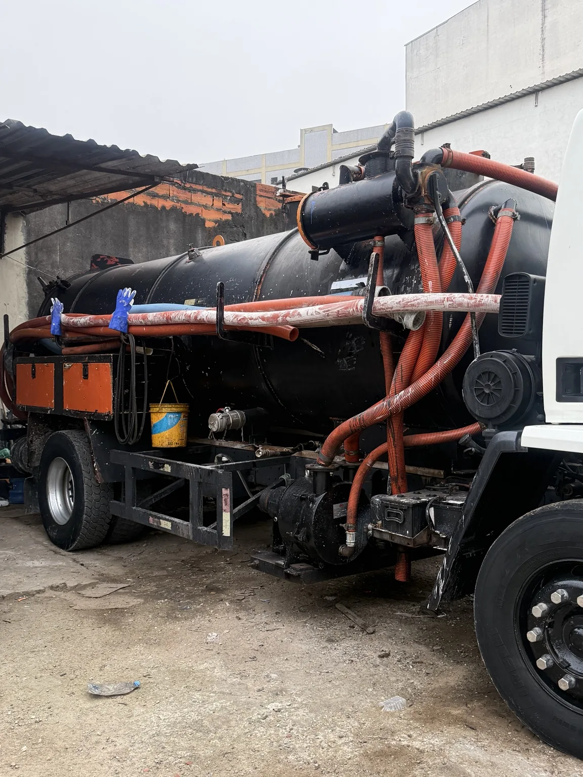 Caminhão HydroFox para limpeza de fossa na Zona Sul de São Paulo